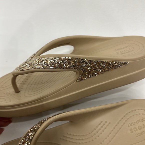 Crocs Women’s Sloane glitter wedge gold tan flip-flops size 10. - Picture 9 of 11
